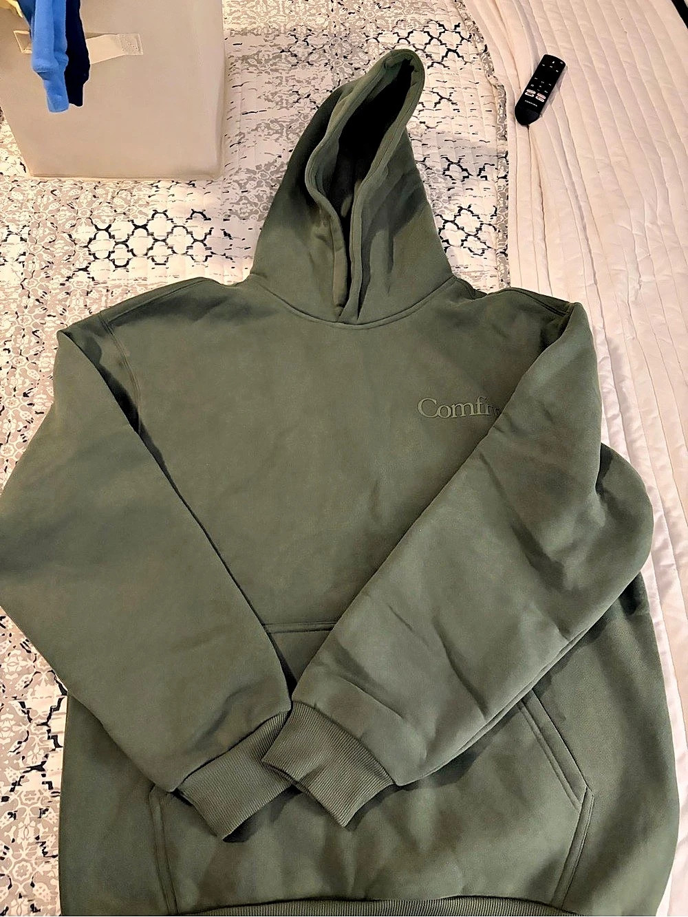 NWOT Comfrt Hoodie - Size Medium